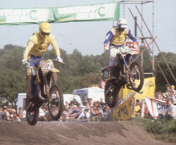 Vas Erkki Sundström ja Matti Tarkkonen vauhdissa Hawkstone GP 250cc 1983
